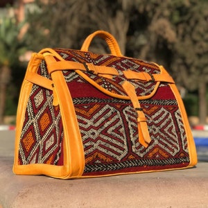 Entdecken Sie eine große Kelim-Reisetasche im einzigartigen Stil, eine Wochenendtasche aus Teppichleder, eine Boho-Teppichtasche, Teppich-Seesäcke und Vintage-Teppichledertaschen