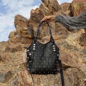 Handgefertigte Schultertasche aus gepunktetem Leder, mit Nieten besetzte Tragetasche für Frauen, einzigartige modische Handtasche mit Niete