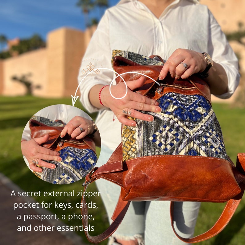Puede incluir: Una mochila de cuero marr&oacute;n con una solapa de tejido tejido de colores. La mochila tiene un bolsillo secreto con cremallera exterior.