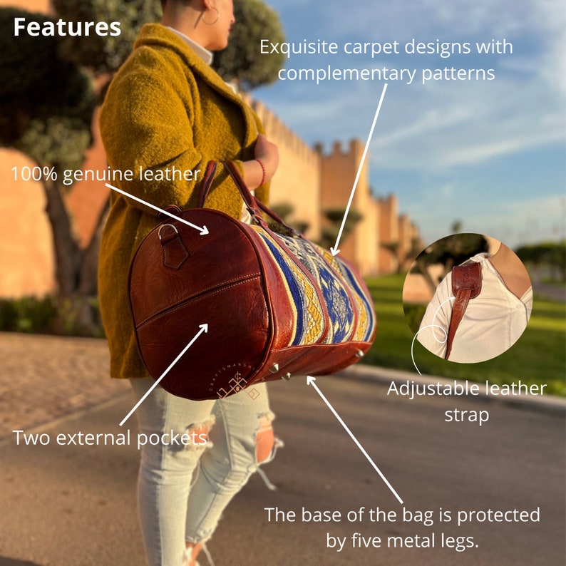 Puede incluir: Una bolsa de viaje de cuero marr&oacute;n con un dise&ntilde;o de tapiz tejido colorido. La bolsa tiene dos bolsillos externos, una correa de cuero ajustable y cinco patas de metal en la parte inferior.