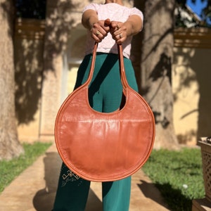 Personalisierte weiche große runde Leder Umhängetasche, Circle Handtasche für Frauen, Marokkanische Oversize Schultertasche Circle Ledertasche, Geschenk für Sie