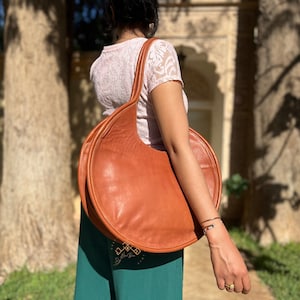 Braune weiche große runde Leder Umhängetasche, Circle Handtasche für Frauen, Oversize Schultertasche Circle Ledertasche, Geschenk für Sie
