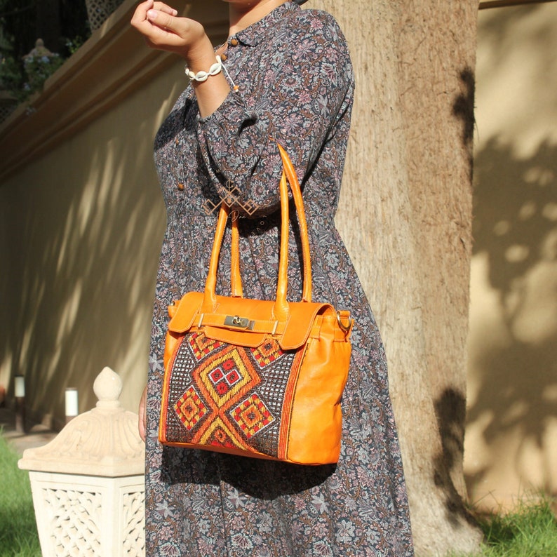 women kilim tote bag, moroccan carpet leather handbag, kilim travel handbag, kilim design red tote bag, carpet shoulder bag, Gift for her Havan