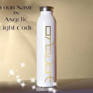 Peut inclure: Une gourde blanche avec un bouchon argenté et des lettres dorées qui se lisent "Light Code". Le texte "Your Name in Angelic" est au-dessus de la bouteille. La bouteille est sur une surface réfléchissante avec des accents scintillants.