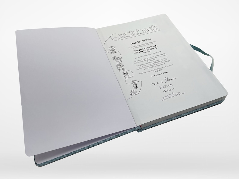 Puede incluir: Un cuaderno azul abierto con las palabras "Our Gift to You" y "I'm part everything, so I can do anything." escritas en la cubierta interior. El cuaderno tiene una ilustraci&oacute;n en blanco y negro de una persona subiendo una escalera.