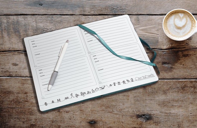 Puede incluir: Un cuaderno blanco con una cubierta turquesa y un bol&iacute;grafo encima. El cuaderno tiene p&aacute;ginas rayadas y una secci&oacute;n para notas. La cubierta tiene un borde decorativo con peque&ntilde;os dibujos de personas y &aacute;rboles. El cuaderno est&aacute; sobre una superficie de madera.