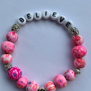 A medida de cuentas rosas, pulsera hecha a mano "creer", simple y hermosa.