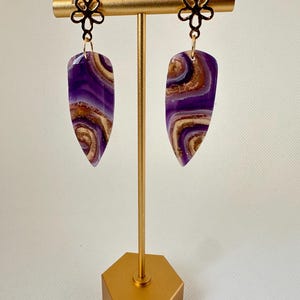 Polymer Clay earrings, dagger shape, purple, gold, translucent swirl, one of a kind ear accessories, unique, lightweight and comfortable
