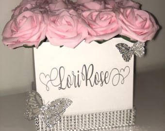Personalisierte Blumenbox, benutzerdefinierte Rosenbox, Name auf Blumenbox, Geschenkbox, silberne Schmetterlinge, Eitelkeitsdekor, Geschenke für sie, Wohnkultur,
