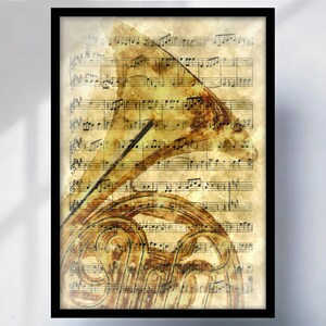 Könnte beinhalten: Gerahmtes Kunstwerk mit einem Waldhorn im Vintage-Stil, das über alter Notenmusik liegt. Das Kunstwerk hat einen Sepia-Ton, das Horn in Braun- und Goldtönen. Der schwarze Rahmen verleiht einen klassischen Touch, ideal für Musikliebhaber.