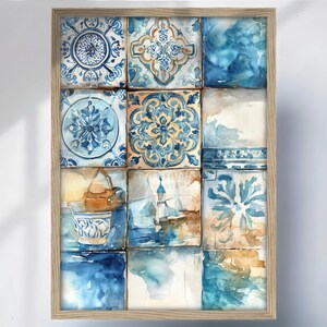 Könnte beinhalten: Gerahmtes Kunstwerk mit einem Aquarelldesign aus zwölf quadratischen Fliesen. Jede Fliese zeigt ein einzigartiges Muster in Blau-, Beige- und Weißtönen. Das Kunstwerk ist in einem hellbraunen Holzrahmen eingefasst und bildet ein dekoratives Stück.