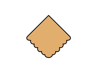 Puede incluir: Un pañuelo cuadrado de color beige con un borde festoneado, delineado en negro, sobre un fondo blanco. El pañuelo está doblado en forma de triángulo, con el borde festoneado en la parte inferior.