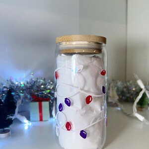 Taza de lata de vidrio con luces navideñas de 16 oz