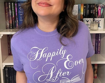 Happily Ever After ヘビーウェイトTシャツは、スパイシーな本好きの方へのロマンス本ギフトに最適です。