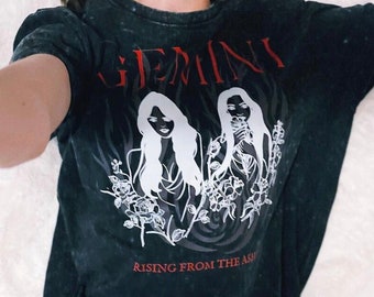 Koszulka dżinsowa Gemini Vega Twins to idealny prezent w postaci książki o tematyce fantasy i romansu dla miłośnika Akademii Zodiaku