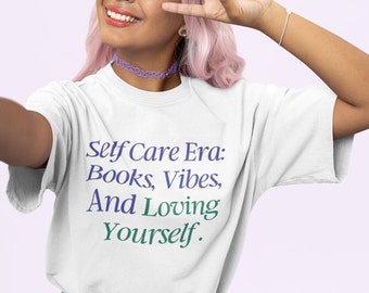 セルフケア時代：本、雰囲気、そして自分を愛することのヘビーウェイトTシャツは、スパイシーな本好きにぴったりのギフトです