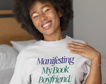マニフェスティング・マイ・ブック・ボーイフレンドのヘビーウェイトTシャツは、スパイシーな本好きにぴったりのギフトです