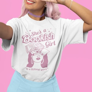 È una ragazza libresca in un mondo immaginario. La maglietta dei pesi massimi è il regalo perfetto per tutti gli amanti dei libri.