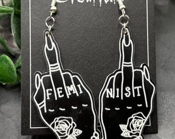Dedos medios hacia arriba - pendientes feministas