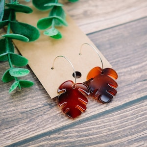 Pendientes de caparazón de tortuga con hoja de monstera