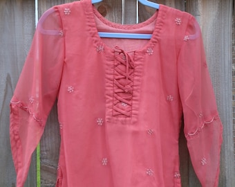 Vintage roze kaftantuniek, maat XXS, geborduurd bloemdessin, lichtgewicht stof, asymmetrische unieke top, boho-chic uit het Midden-Oosten