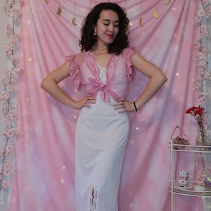 Vintage 70&#39;s / 80&#39;s short pink peignor robe, size M, ruffled lace sleeves, sheer nylon, alana gale brand, elegant intimate lingerie