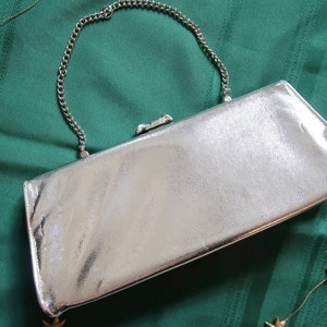 Vintage shiny silver evening bag, accordion style, pearl clasp closure, formal evening wear, homecoming prom, chain handle, dinner party