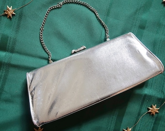 Vintage shiny silver evening bag, accordion style, pearl clasp closure, formal evening wear, homecoming prom, chain handle, dinner party