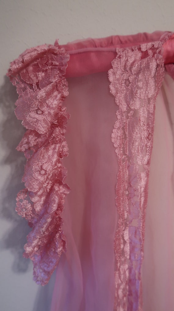 Vintage 70's / 80's short pink peignor robe, size… - image 4