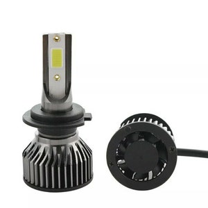 Peut inclure: Deux phares LED de voiture avec un ventilateur de refroidissement. Un phare a un dissipateur de chaleur argenté et une ampoule LED blanche. L'autre phare a un ventilateur de refroidissement noir.