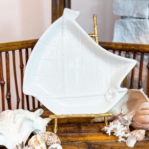 Vintage 9” Lillian Vernon White Sailboat Decorative Plate | Home Decor, GrandMillennial Style | Coastal Decor, Plate Wall