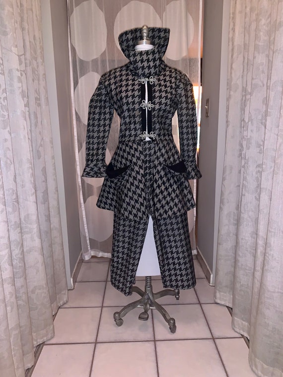 Houndstooth pattern pant suit