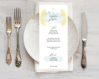Puede incluir: Un menú de baby shower con un diseño de acuarela que presenta plumas y una nube azul y amarilla. El menú enumera los alimentos y bebidas para el evento, incluyendo cóctel de camarones, salsa de pollo búfalo, salmón glaseado y sidra de manzana. El menú está titulado "Dando la bienvenida al bebé Jaylen" y la fecha es el 24 de junio de 2022.