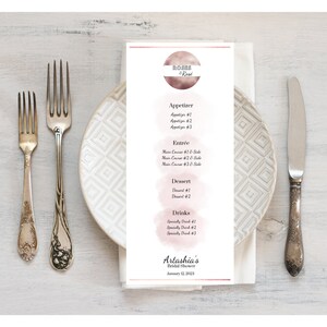Könnte beinhalten: Eine rosa-weiße Speisekarte für eine Brautparty mit dem Titel "Rose & Rust" und einer Liste von Vorspeisen, Hauptgerichten, Desserts und Getränken. Die Speisekarte enthält auch das Datum und den Namen der Braut, Artashia.