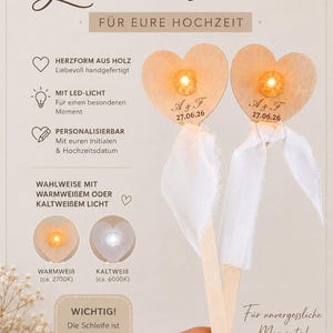 Könnte beinhalten: Zwei herzförmige Holzstäbe mit integrierten LED-Lichtern, graviert mit den Initialen A & F und dem Datum 27.06.26. Jeder Stab ist mit einem weißen Stoffband unter dem Herz verziert. Der Text enthält PERSONALISIERTE Leuchtstäbe.