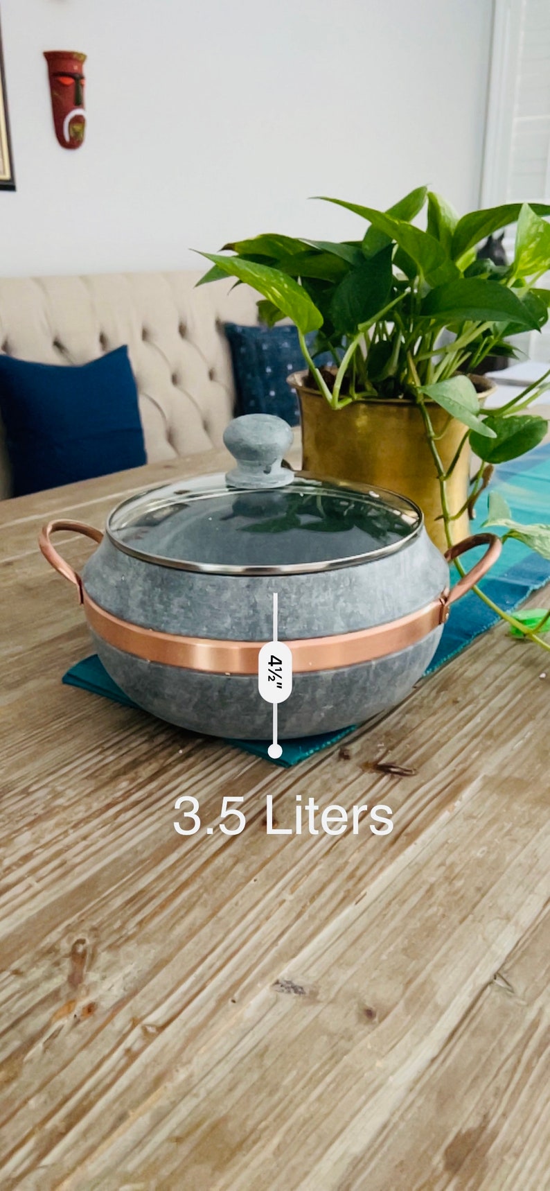 K&ouml;nnte beinhalten: Ein grauer Specksteintopf mit Kupferrand und Glasdeckel. Der Topf ist 11,4 cm hoch und fasst 3,5 Liter.