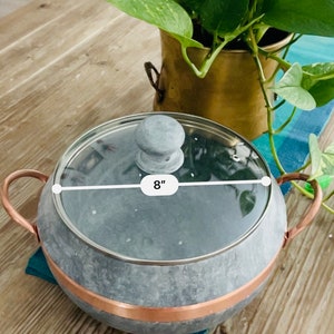 K&ouml;nnte beinhalten: Ein grauer Steintopf mit einem Kupferrand und einem Glasdeckel. Der Topf hat einen Durchmesser von 8 Zoll und ein Fassungsverm&ouml;gen von 3,5 Litern.