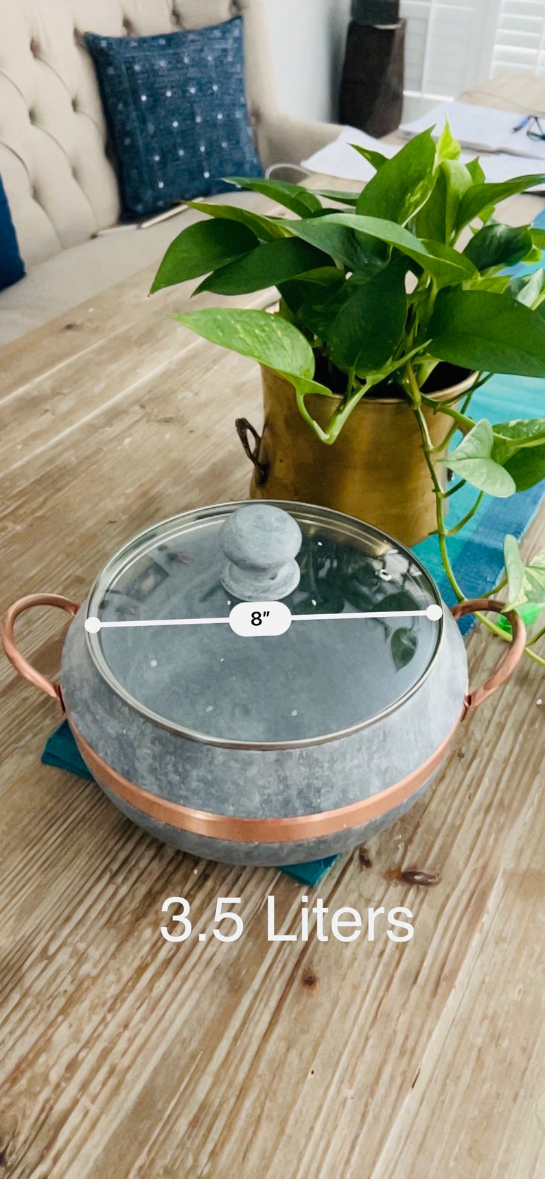 K&ouml;nnte beinhalten: Ein grauer Steintopf mit einem Kupferrand und einem Glasdeckel. Der Topf hat einen Durchmesser von 8 Zoll und ein Fassungsverm&ouml;gen von 3,5 Litern.