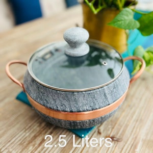 K&ouml;nnte beinhalten: Ein grauer Steintopf mit Kupferrand und einem grauen Steindeckel. Der Topf hat ein Fassungsverm&ouml;gen von 2,5 Litern.