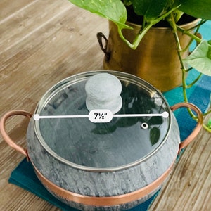 K&ouml;nnte beinhalten: Ein grauer Steintopf mit Kupferrand und einem Glasdeckel. Der Topf hat einen Durchmesser von 19 cm und ein Fassungsverm&ouml;gen von 2,5 Litern.