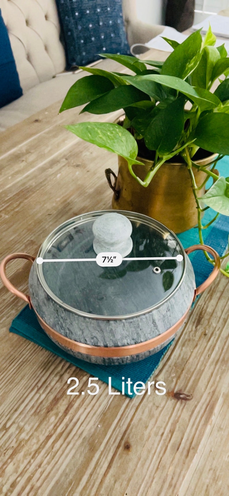 K&ouml;nnte beinhalten: Ein grauer Steintopf mit Kupferrand und einem Glasdeckel. Der Topf hat einen Durchmesser von 19 cm und ein Fassungsverm&ouml;gen von 2,5 Litern.