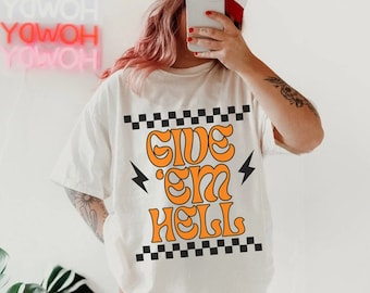 「Give 'em Hell」グラフィックTシャツ - コンフォートカラー ヴィンテージスタイル