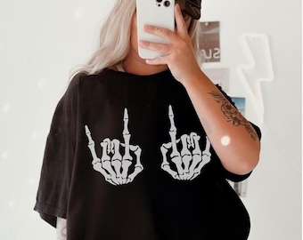 Rock auf Skelett Hand T-Shirt Komfort Farben Grafik-T-Shirt Halloween-Shirt