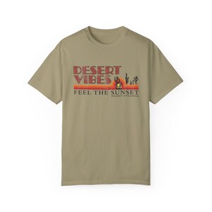 ヴィンテージスタイル デザートバイブス コンフォートカラー Tシャツ ユニセックス クルーネック 半袖 グラフィック テス Khaki