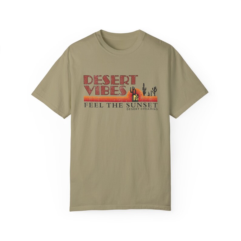ヴィンテージスタイル デザートバイブス コンフォートカラー Tシャツ ユニセックス クルーネック 半袖 グラフィック テス Khaki