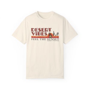 ヴィンテージスタイル デザートバイブス コンフォートカラー Tシャツ ユニセックス クルーネック 半袖 グラフィック テス Ivory