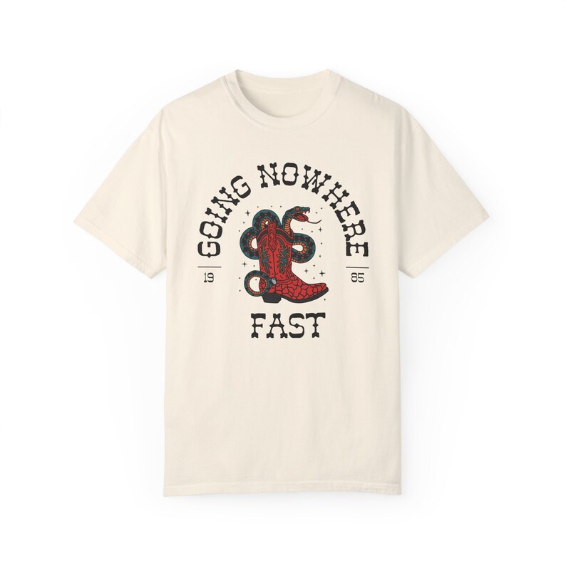 Camiseta con gráfico vintage del oeste: Camisa estilo tatuaje con colores cómodos Ivory