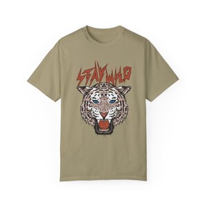 T-shirt graphique Stay Wild Cheetah - T-shirt à bascule vintage Comfort Colors Khaki