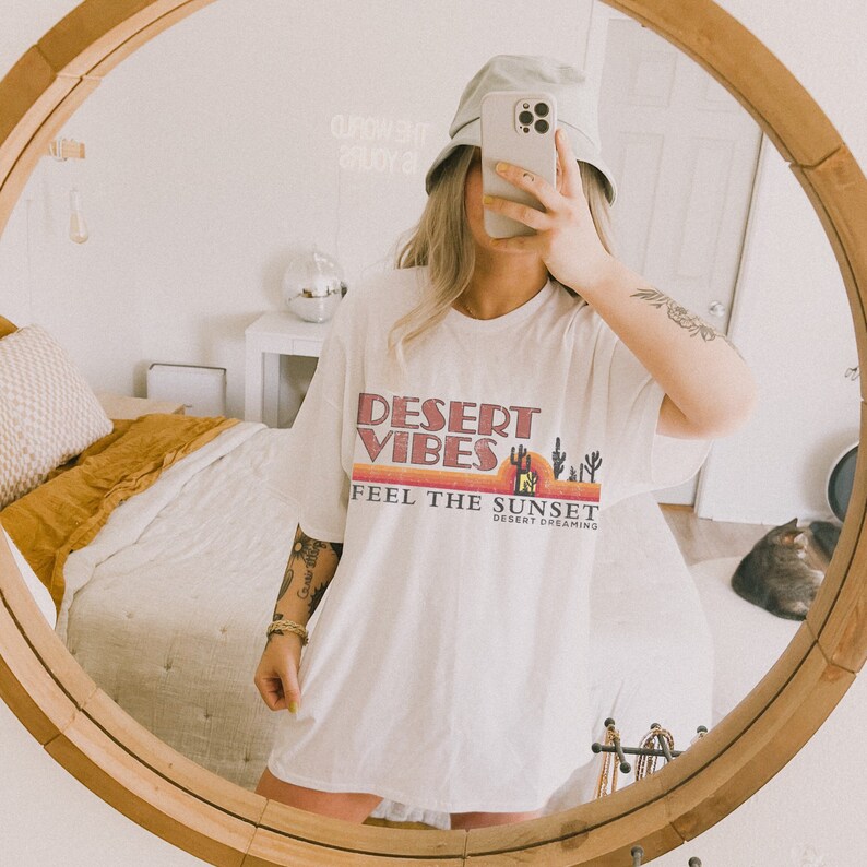 ヴィンテージスタイル デザートバイブス コンフォートカラー Tシャツ ユニセックス クルーネック 半袖 グラフィック テス 画像 1