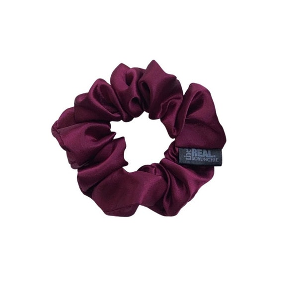 PETITE Luscious Plum Satin Scrunchies // Cravate pour cheveux en soie violette, Mini accessoires pour cheveux faits à la main, Petit élastique lisse pour cheveux, Beauté pour femmes